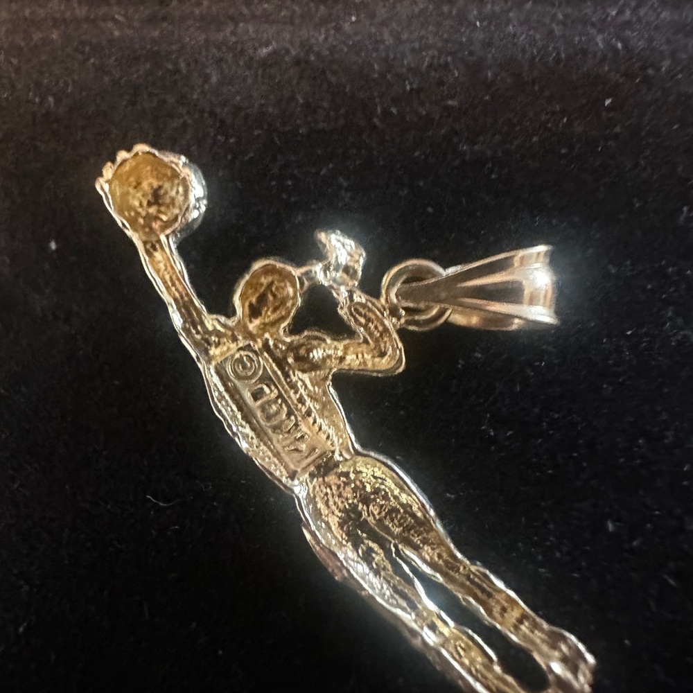 Source Unknown 14 K Gold Soccer Goalee Player Pendant - Picture 2 of 5